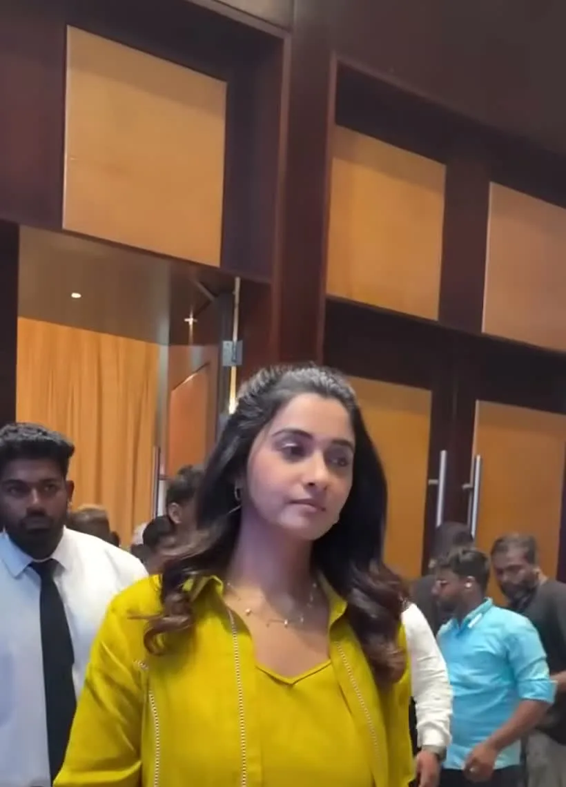 Priya Bhavani Shankar — The rolled, ruched three-quarter sleeve and the trim carried around the cuff