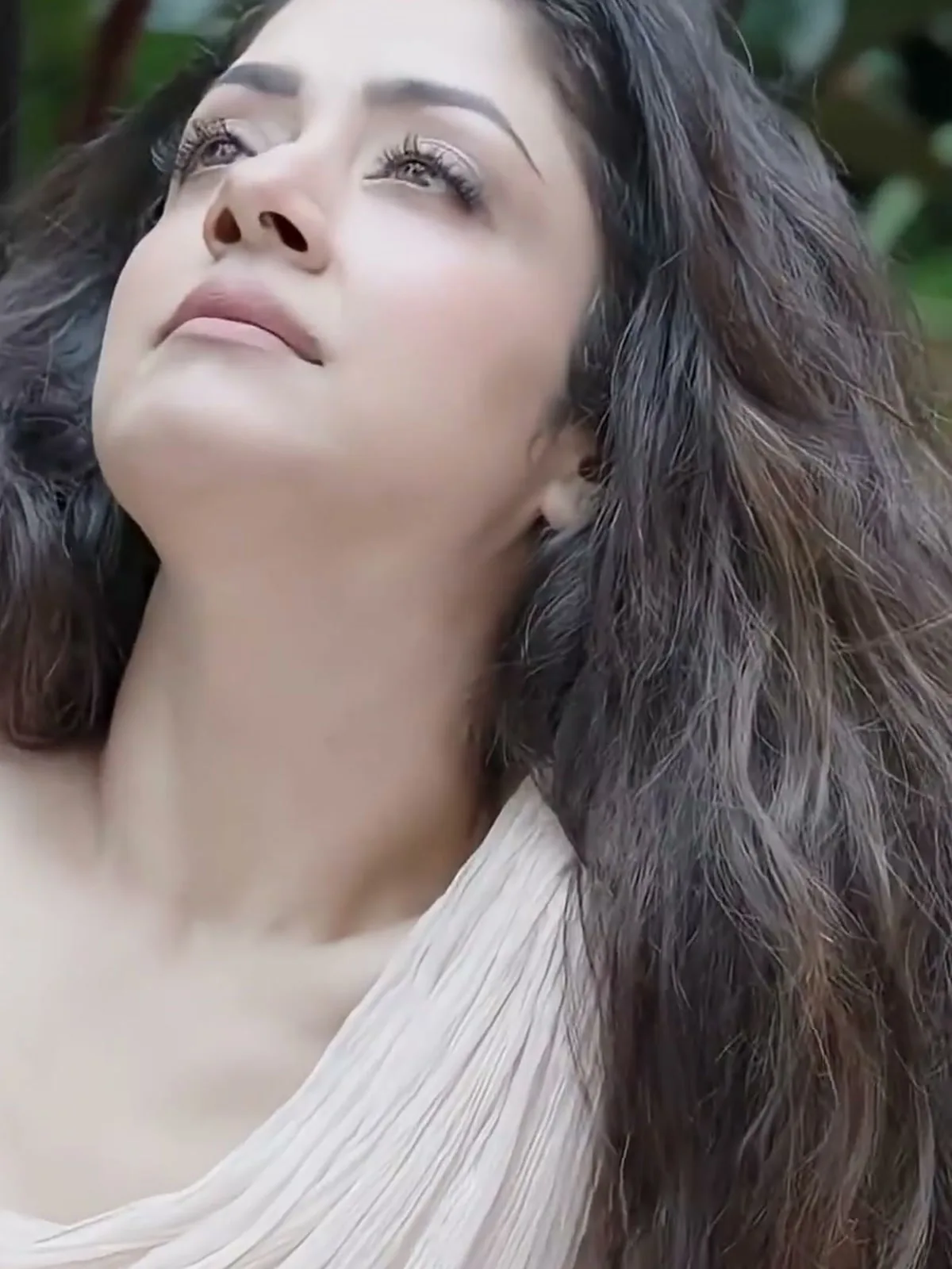 Jyothika — Close in — this is the only distance at which the pleating reads as a crinkle rather than as a plain matte cloth