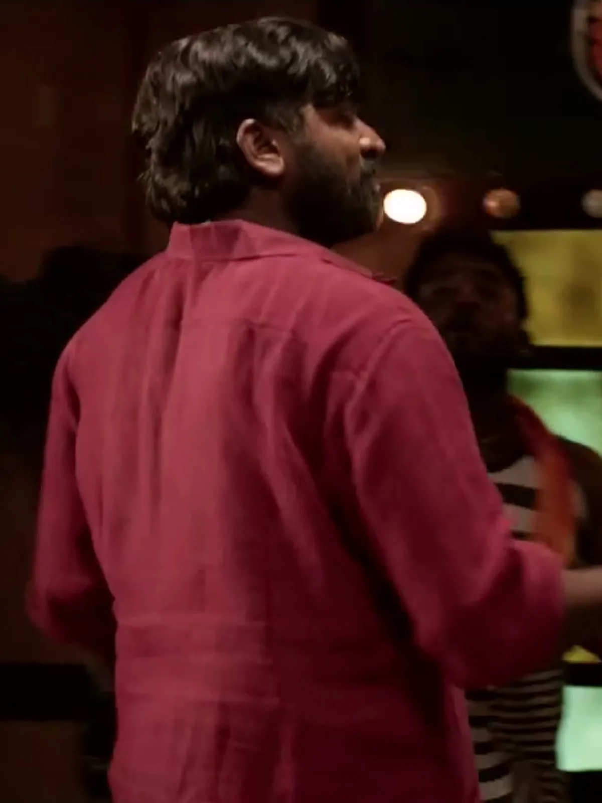 Vijay Sethupathi — From behind — how far off the body the shirt actually hangs