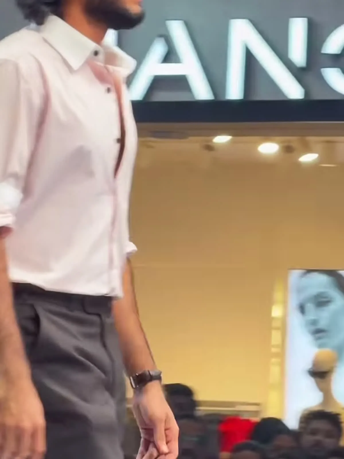 Naslen — Close on the front — the dark buttons on white, and the sleeve rolled to below the elbow