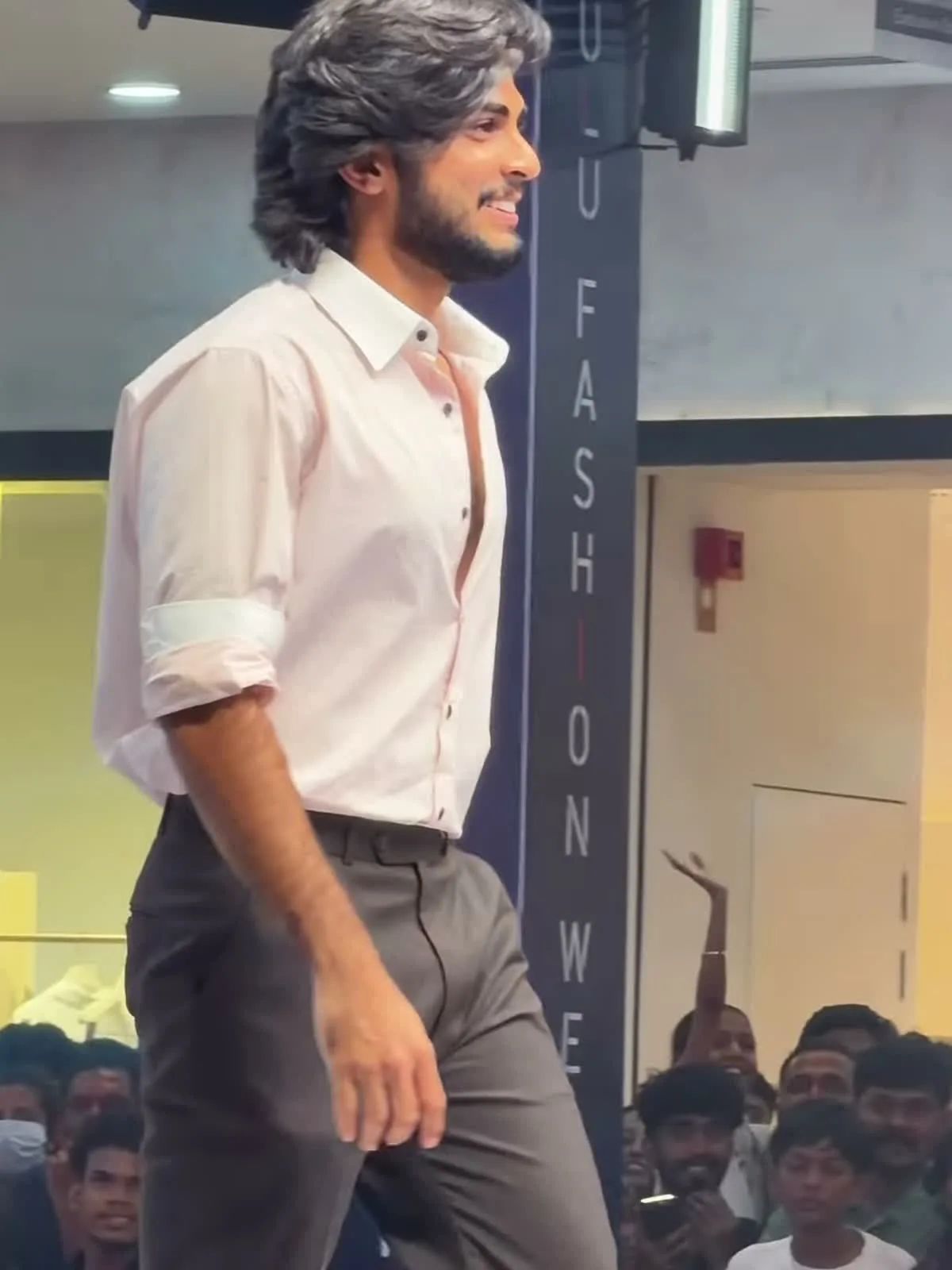 The white shirt and charcoal trousers — Naslen