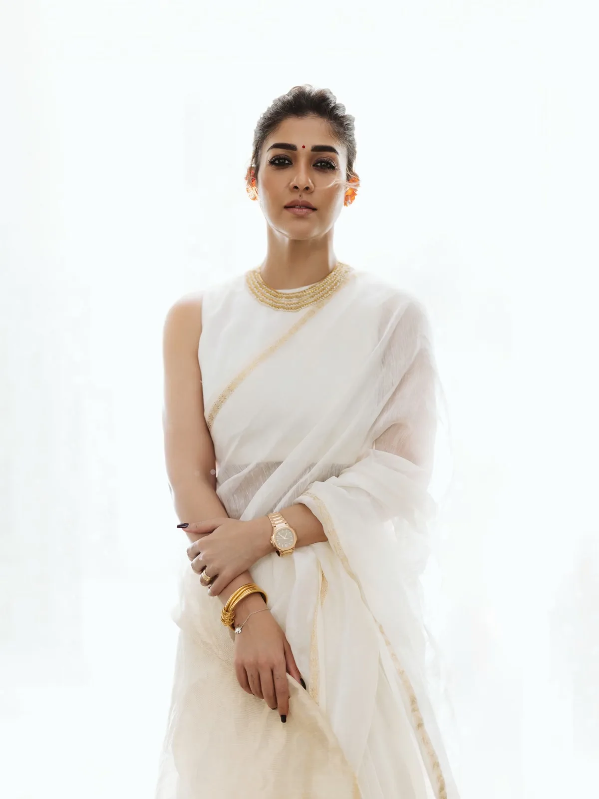 Nayanthara — Front on: the body of the saree is completely plain and the border is the only decoration on it