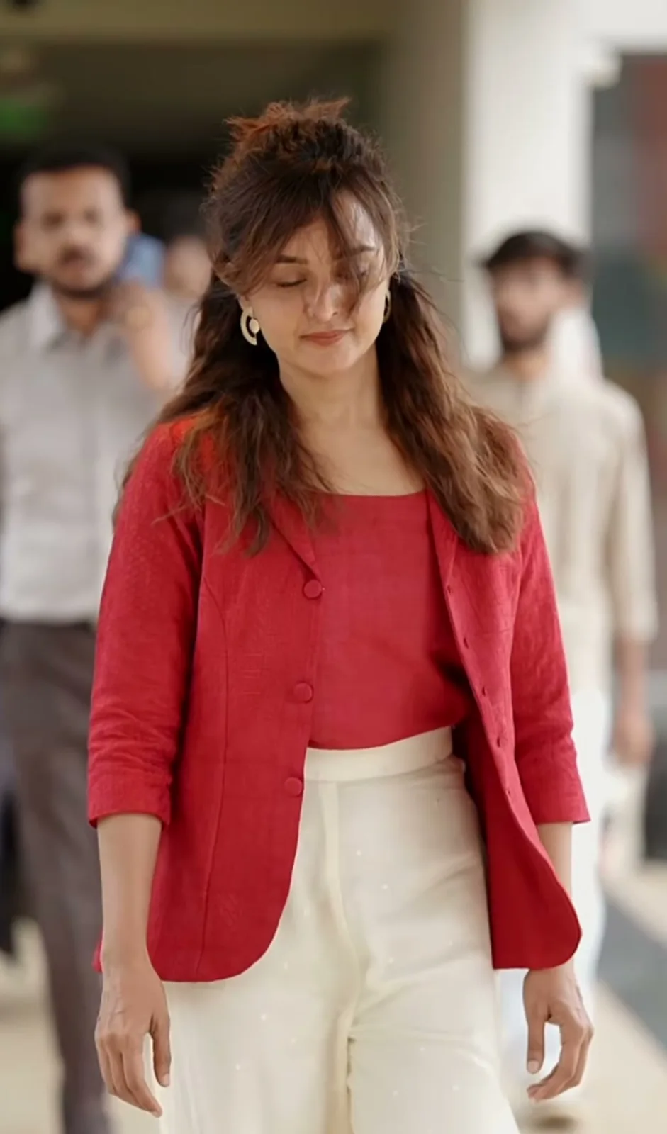 Manju Warrier — Mid-step — how loosely the open jacket hangs against the wide leg