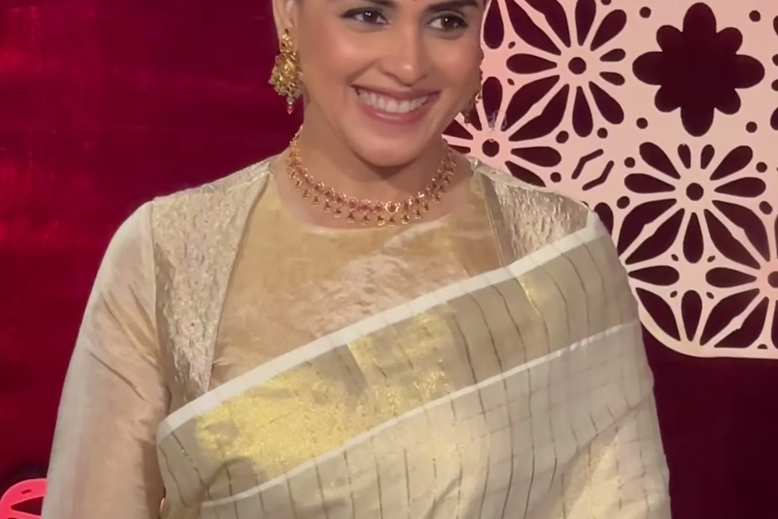 Genelia D’Souza — The drape — an open pallu carried over the left shoulder and left to fall across the chest, with the ivory thread-work panel on the shoulder of the blouse