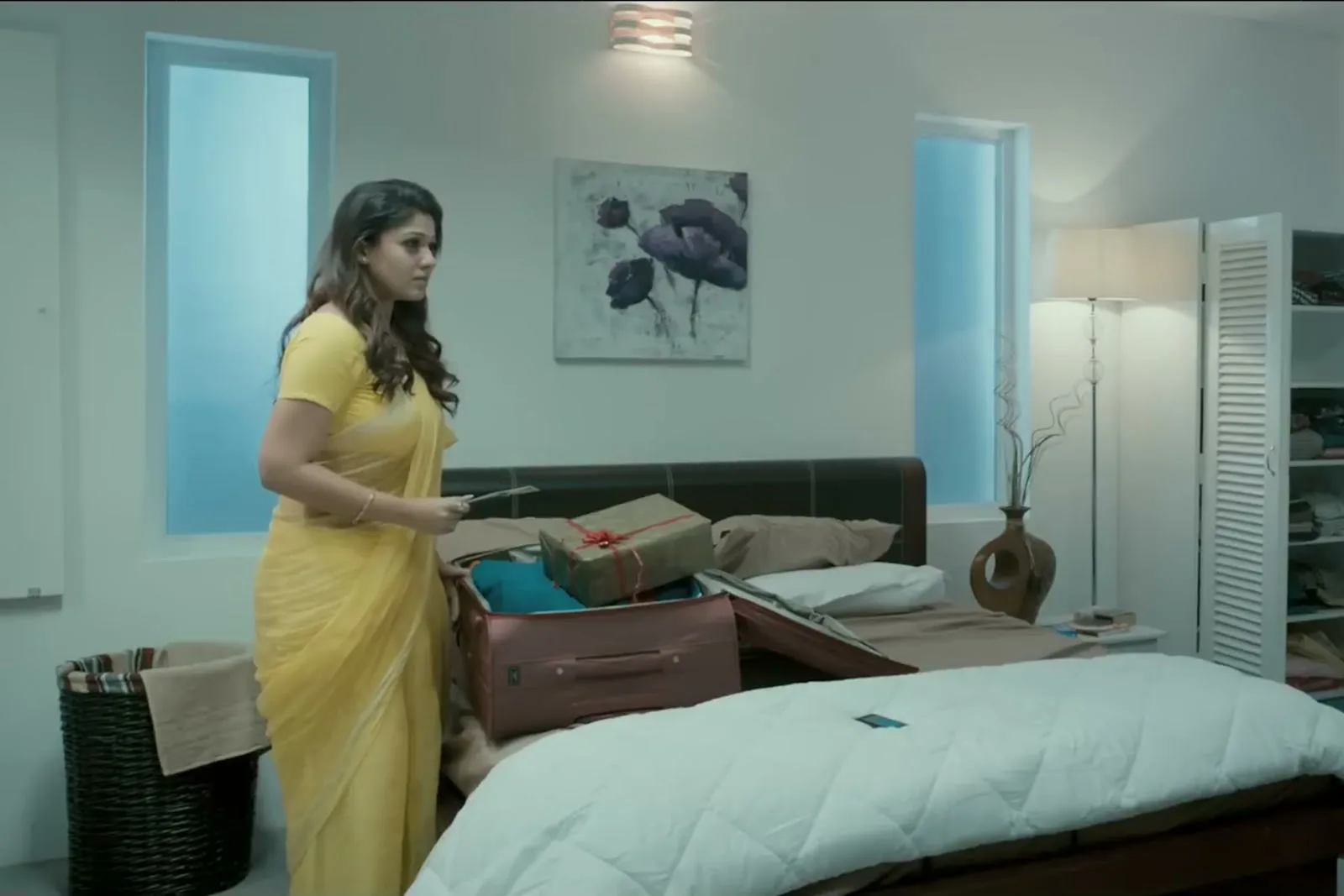 Nayanthara — Full length — the whole drape, and how little there is to the saree beyond its border