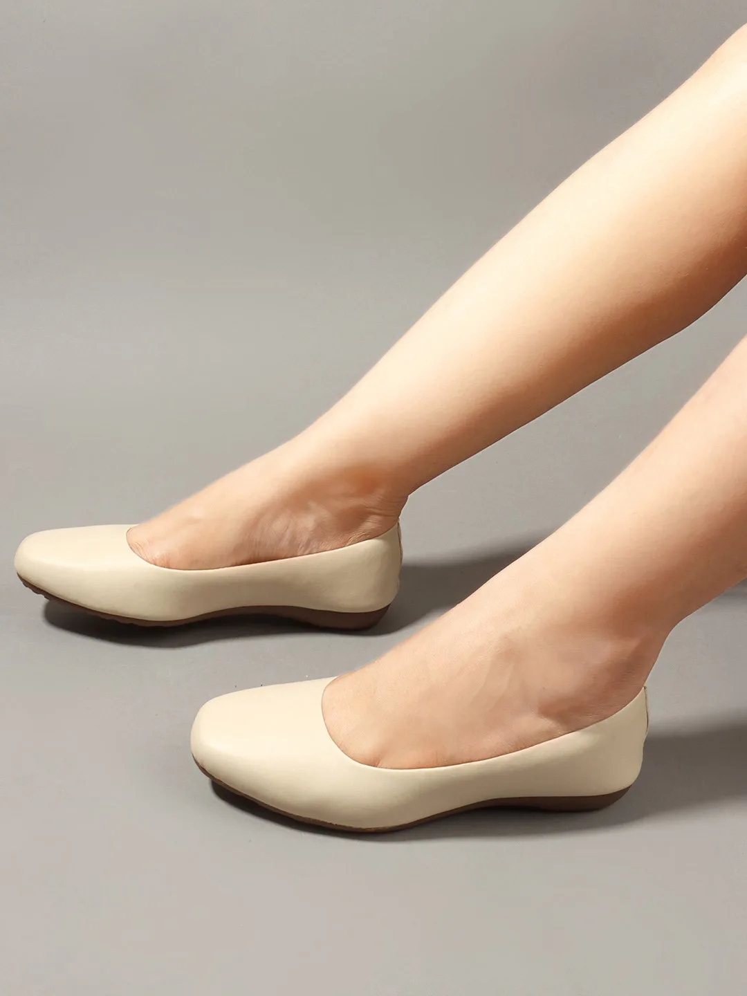 DressBerry Cream round-toe ballet flats