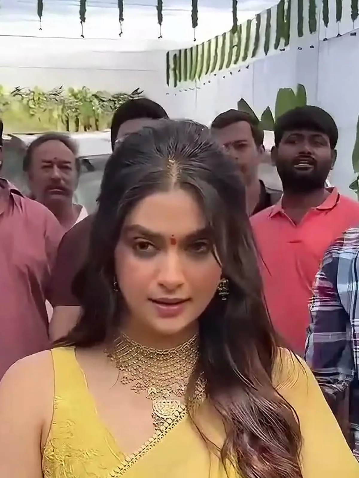 Keerthy Suresh — Head on — the collar sits high and wide on the throat, with the temple pendant hanging below it