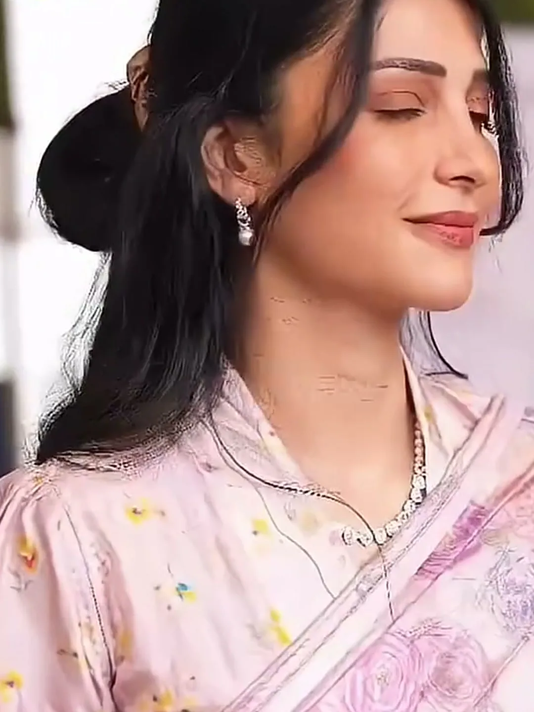 Shruti Haasan — Up close: yellow and blue pansy sprigs on the blouse, watercolour roses on the pallu