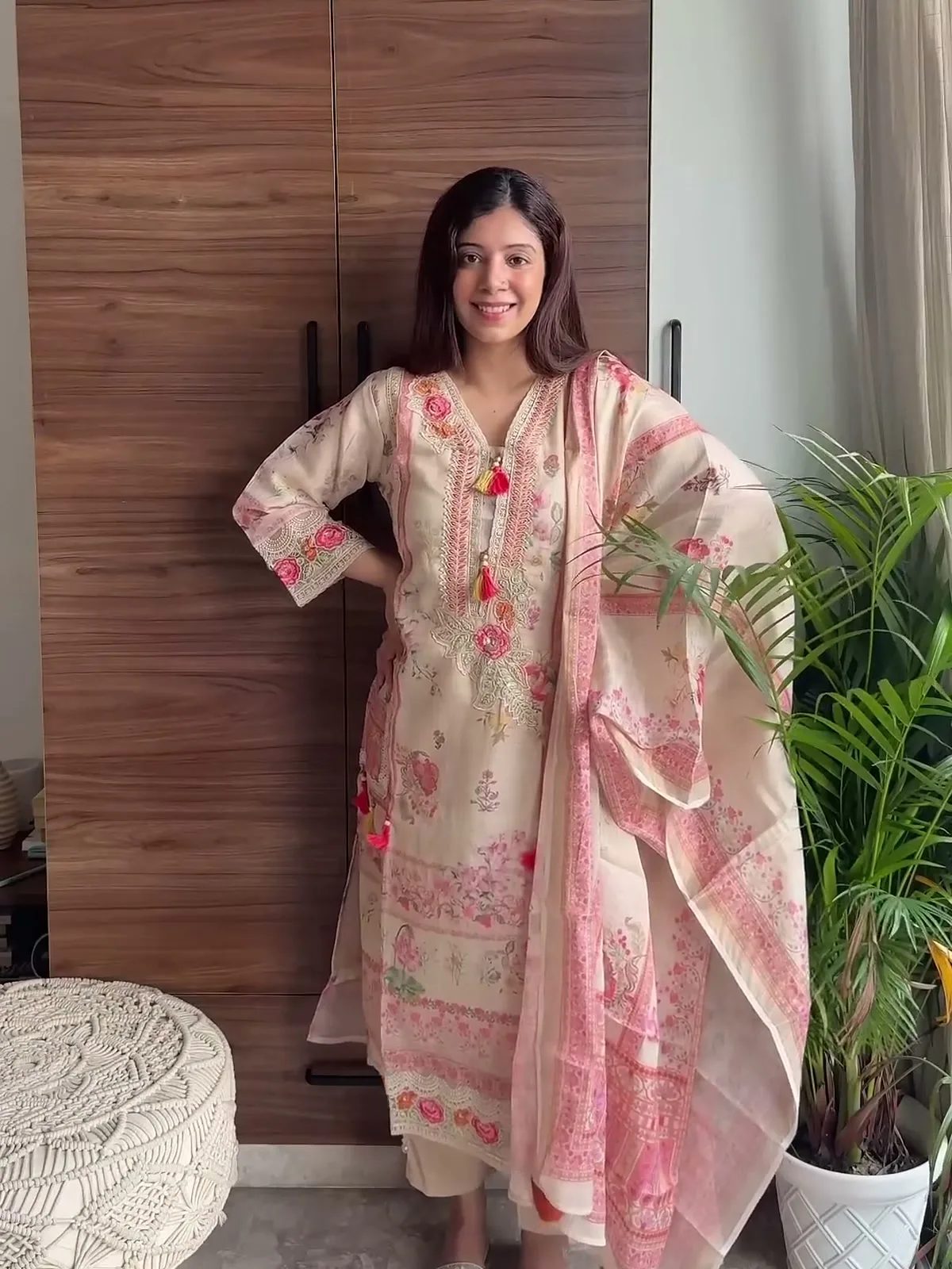 Manika Dhingra — Hands on hips: the whole set, kurta, trousers and dupatta, in one frame