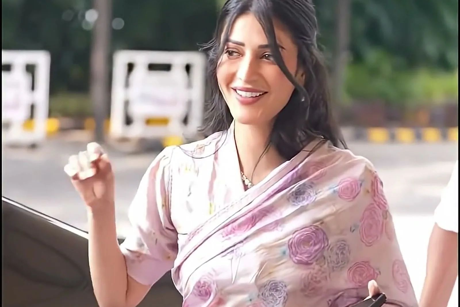 Shruti Haasan — Arriving, the pallu over the left shoulder