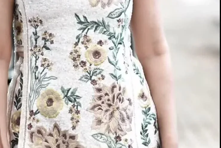 Aditi Rao Hydari — Close on the tabard front — how sparse the plain ivory ground is against the dense floral panel
