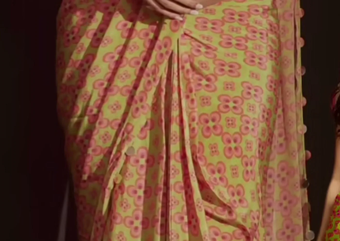 Faria Abdullah — The waist: a broad gold zari belt with a scalloped lower edge, worn over the pre-draped pleats