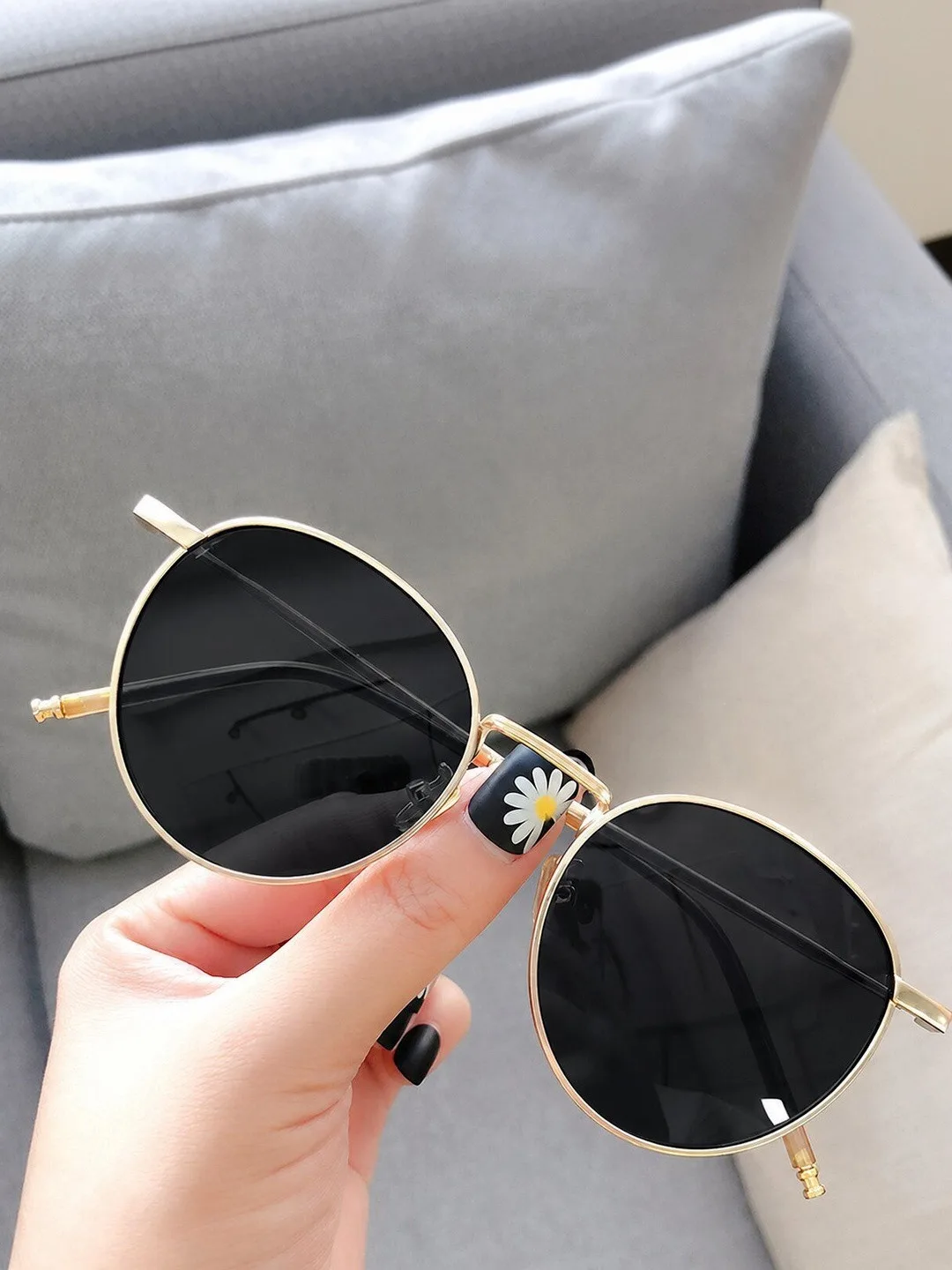 Round black-lens sunglasses