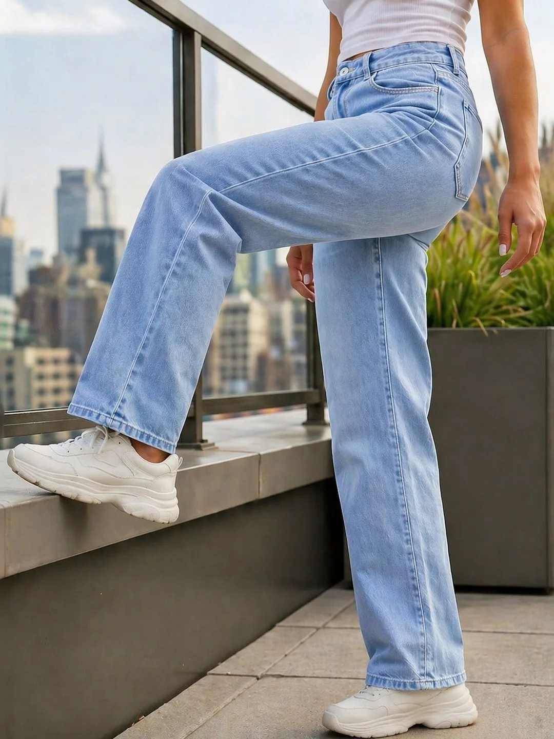 KASHIANXSTYLE Light-wash high-rise straight jeans