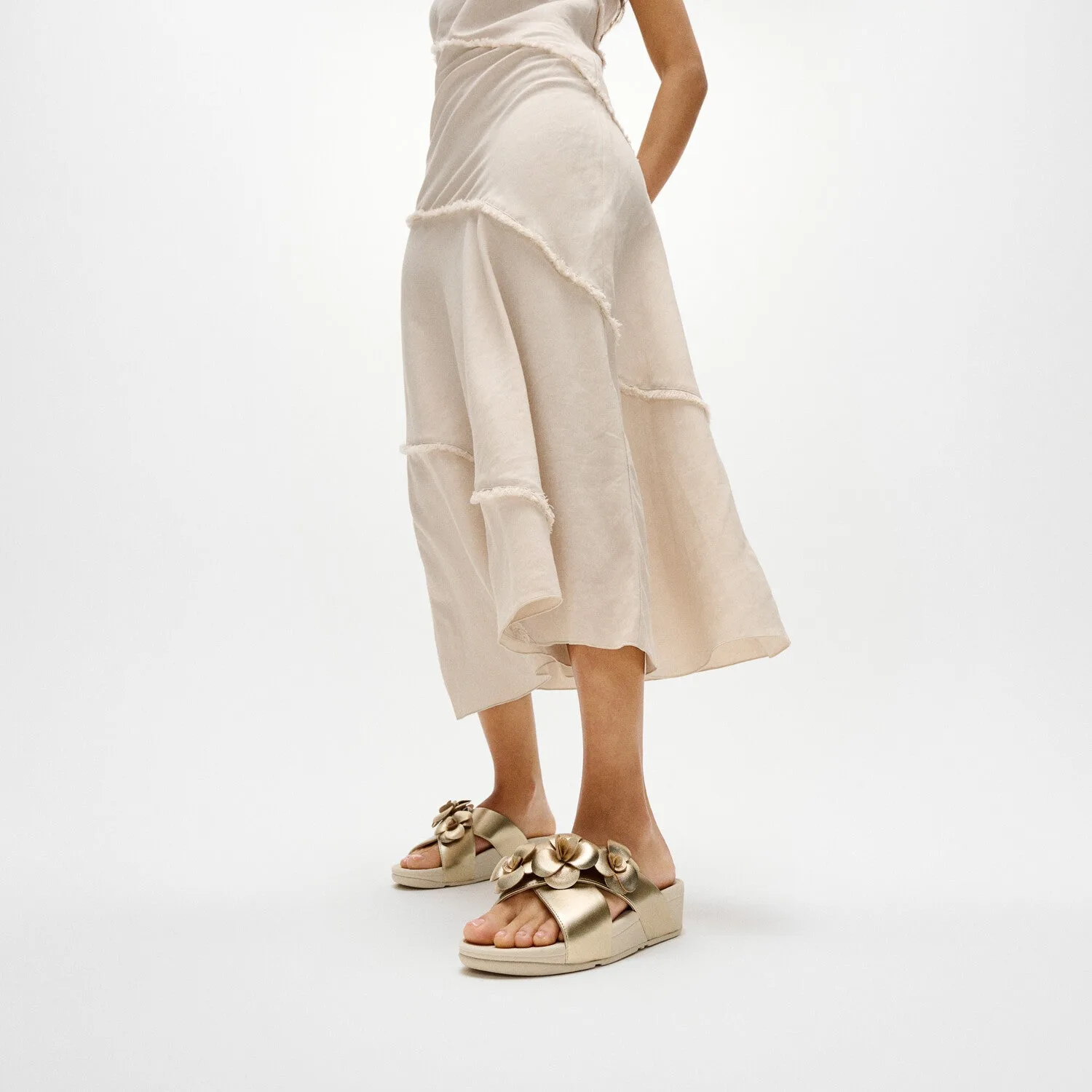 FitFlop Lulu Flower cross slides, Platino — the shoe she is actually wearing