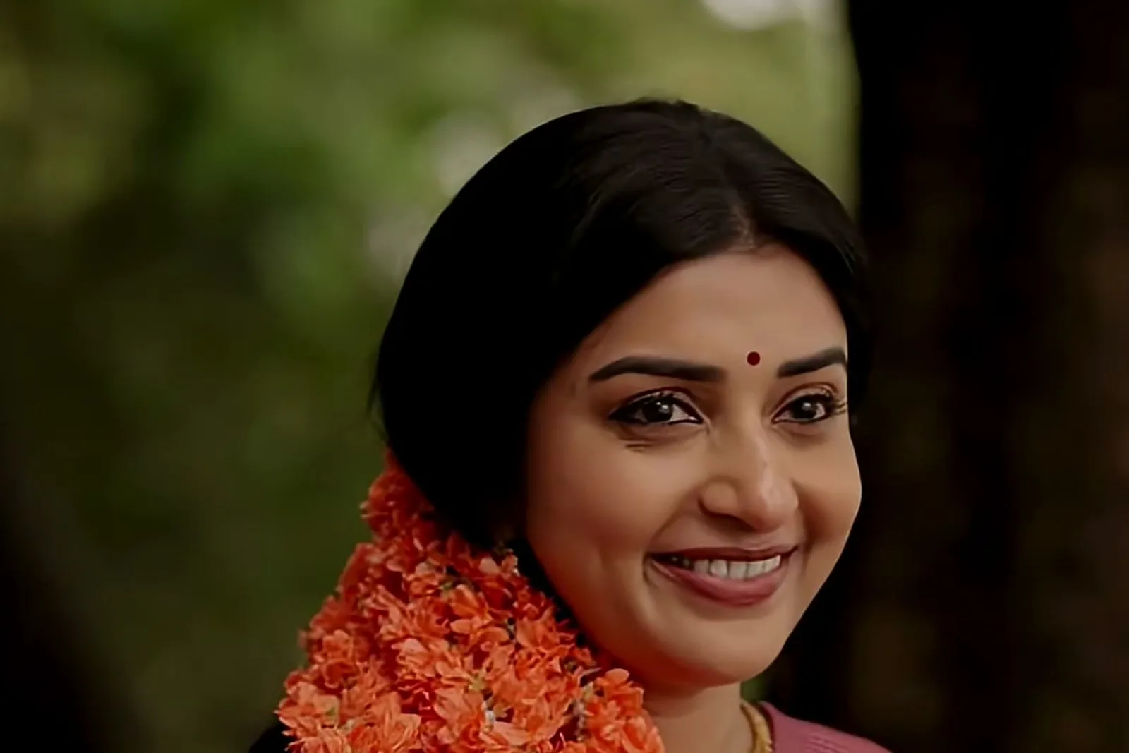 Meera Jasmine — Kanakambaram strung around her shoulders